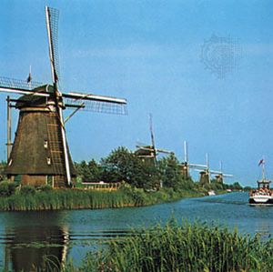 運河沿いの風車．ゾイトホラント州，オランダ.jpg