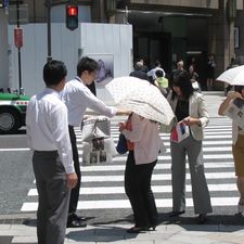 号外の配布風景（2010年6月2日、東京・銀座4丁目交差点）