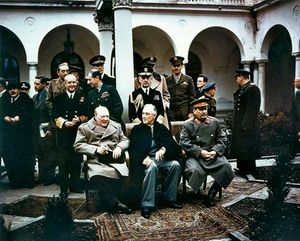 ヤルタ会談の 3首脳．左からイギリスのチャーチル首相，アメリカのルーズベルト大統領，ソビエトのスターリン首相（1945.2.）.jpg